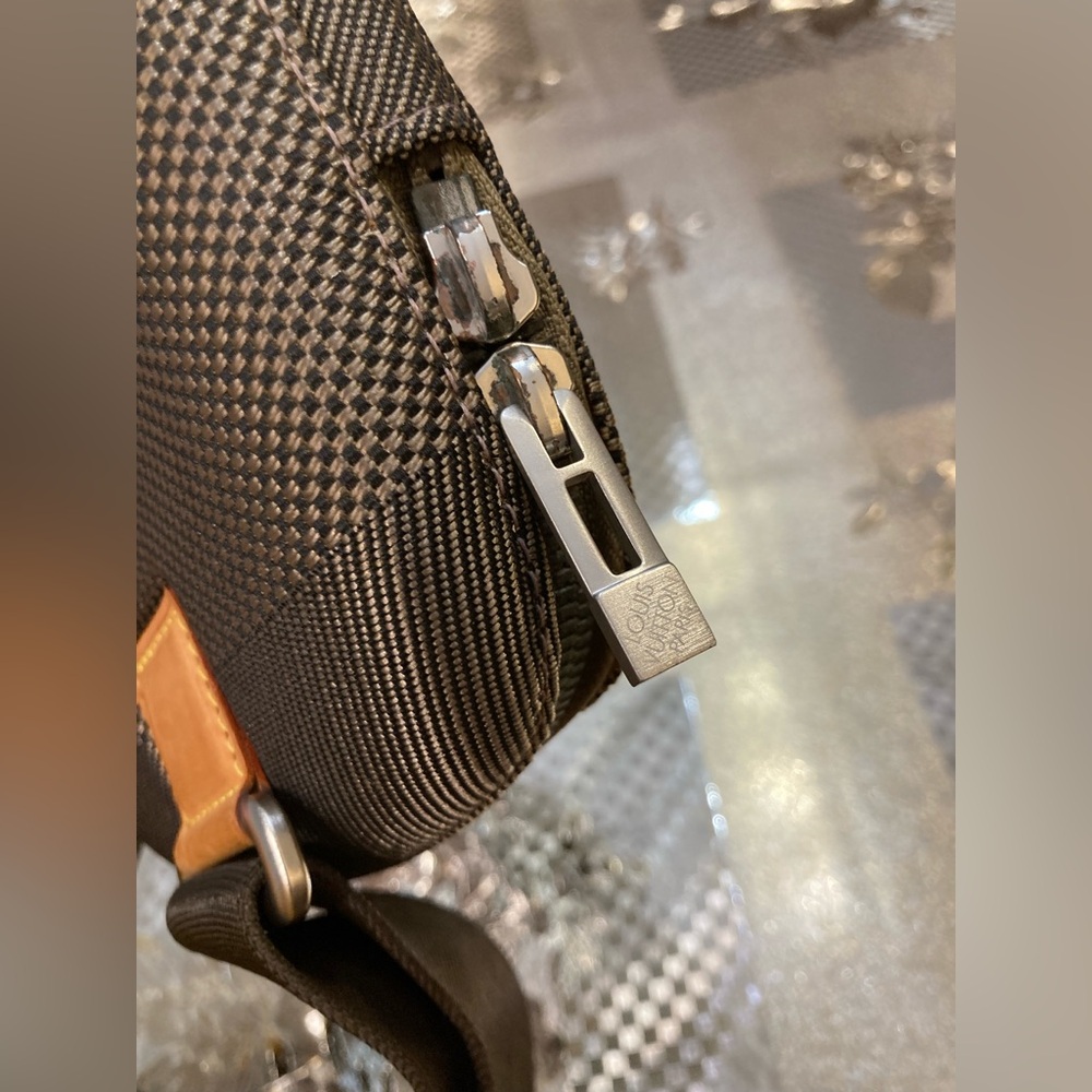 💯% Authentic Louis Vuitton crossbody - Picture 7 of 16